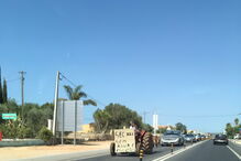 Moradores e comerciantes têm de recorrer a água proveniente de furos e a fossas séticas para os esgotos