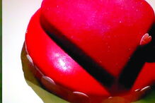 Bolo em forma de coração para celebrar a ocasião