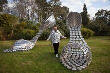 Joana Vasconcelos durante a montagem de exposição das suas obras em Serralves