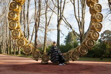 Joana Vasconcelos durante a montagem de exposição das suas obras em Serralves