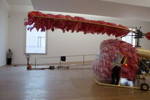 Joana Vasconcelos durante a montagem de exposição das suas obras em Serralves