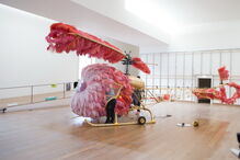 Joana Vasconcelos durante a montagem de exposição das suas obras em Serralves