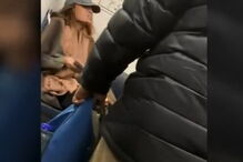 Mulher lança confusão após recusar tirar mala de assento em comboio lotado