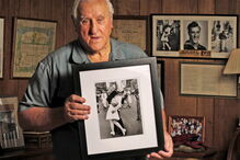 George Mendonsa com a fotografia icónica