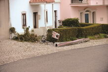 Violência do despiste deixou marcas no local do acidente