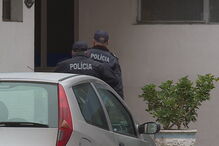 Homem agride mulher à porta da esquadra da PSP na Reboleira