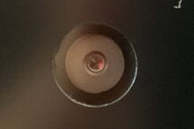 Passageiro encontra câmara embutida em ecrã de televisão de avião