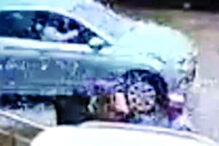 Condutora novata destrói stand de automóveis na Índia