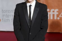 Ellen Page foi obrigada a usar vestidos e saltos altos para 