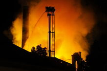 Violento incêndio consome prédio no centro do Funchal. Homem resgatado das chamas