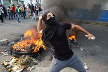 População venezuelana enfrenta militares junto à fronteira com a Colômbia