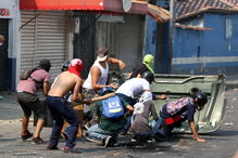 População venezuelana enfrenta militares junto à fronteira com a Colômbia