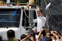 Juan Guaidó em cima do camião com ajuda humanitária 