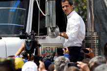 Juan Guaidó em cima do camião com ajuda humanitária 