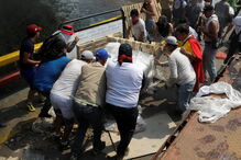 Forças militares leais a Maduro incendeiam camiões com ajuda humanitária	