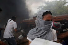 Forças militares leais a Maduro incendeiam camiões com ajuda humanitária	