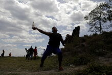 Manifestantes venezuelanos em confrontos com membros do Exército junto à fronteira com o Brasil