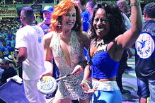 Cláudia Raia  já começou a fazer a festa com os  amigos nas ruas 