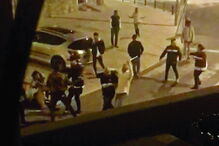 Uma faca de grandes dimensões e até uma chave de rodas foram usadas