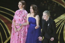 Tina Fey, Maya Rudolph e Amy Poehler entregaram o prémio de Melhor Atriz Secundária