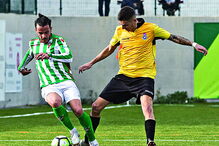 Diogo Guerreiro (Lagoa) tenta tirar a bola a Januário (Moncarapachense)  