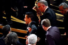 Rami Malek chegou, viu, venceu e... caiu. Momento insólito aconteceu no final da gala dos Óscares