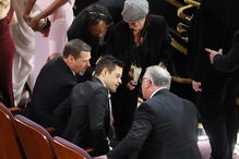 Rami Malek chegou, viu, venceu e... caiu. Momento insólito aconteceu no final da gala dos Óscares