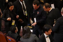 Rami Malek chegou, viu, venceu e... caiu. Momento insólito aconteceu no final da gala dos Óscares