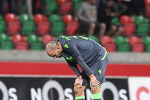 Bas Dost preferiu olhar para o chão em vez de tentar marcar o golo da vitória do Sporting