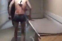 Paciente sai das urgências para fumar um cigarro... com uma faca espetada nas costas