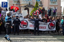 Deputado gay que fugiu do Brasil recebido em Coimbra com ovos e protestos