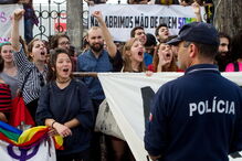 Deputado gay que fugiu do Brasil recebido em Coimbra com ovos e protestos