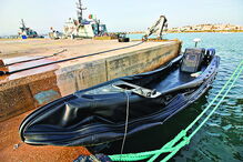 Um lancha  ‘voadora’ foi encontrada à deriva, ao sul de Albufeira, e rebocada para terra