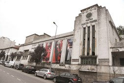 Teatro Narciso Ferreira, em Riba de Ave, apresenta marcas de abandono e degradação visíveis nas fachadas 