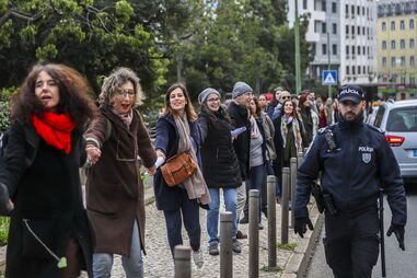 Dezenas de pessoas em cordão humano contra obras no Martim Moniz