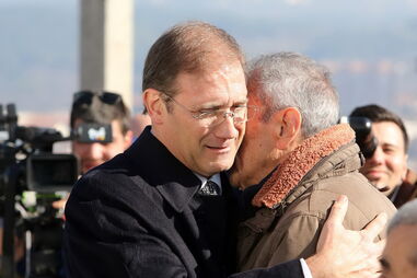 Pedro Passos Coelho emocionado no funeral do pai