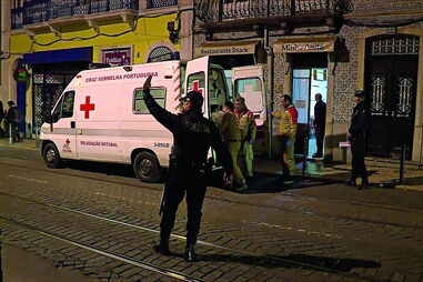Corpo só foi retirado pela Cruz Vermelha às 20h30, muito tempo depois de ter sido declarado o óbito 