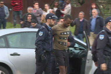 Condutor abalroou nove carros e um autocarro em Lisboa levado pela polícia algemado