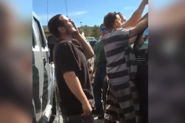 Salvam bebé trancado em carro enquanto prestam serviço comunitário