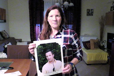 Aurora Neves com a fotografia do filho que morreu num acidente de mota  