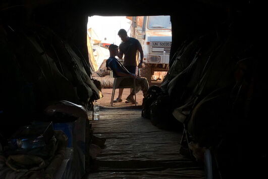 Barbeiro em 'Aveiro', a base portuguesa em Bambari, na República Centro-Africana