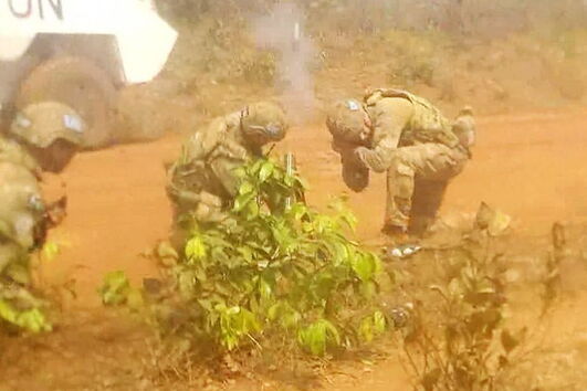Paraquedistas portugueses em combate na zona de Bokolobo, na República Centro-Africana