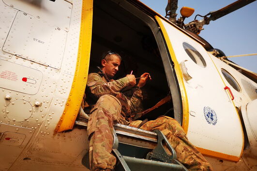 Paraquedista em helicóptero da ONU, na cidade de Bambari, República Centro-Africana