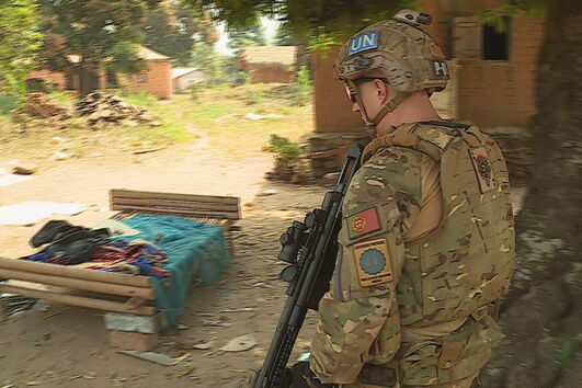 Militares portugueses em patrulhamento no bairro de Maidou, em Bambari, República Centro-africana