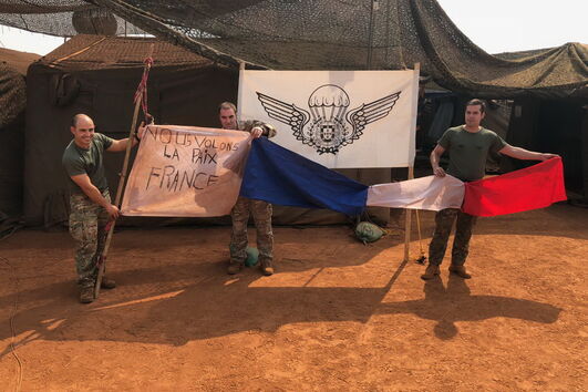 Cartaz e bandeira francesa recuperados pelas tropas portugueses em base da UPC na República Centro-Africana