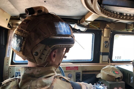 Paraquedista conduz blindado nas ruas de Bambari, na República Centro-Africana