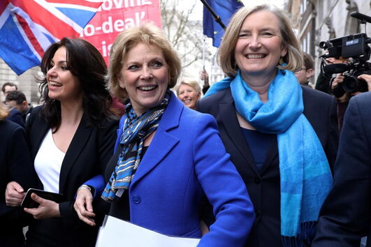 As deputadas britânicas Heidi Allen (esq), Anna Soubry e Sarah Wollaston