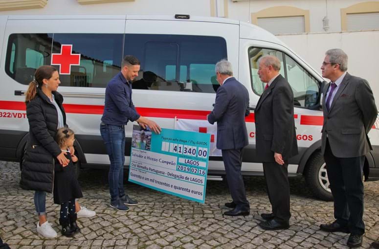 Menino que lutou contra tumor oferece ambulância à Cruz Vermelha de Lagos