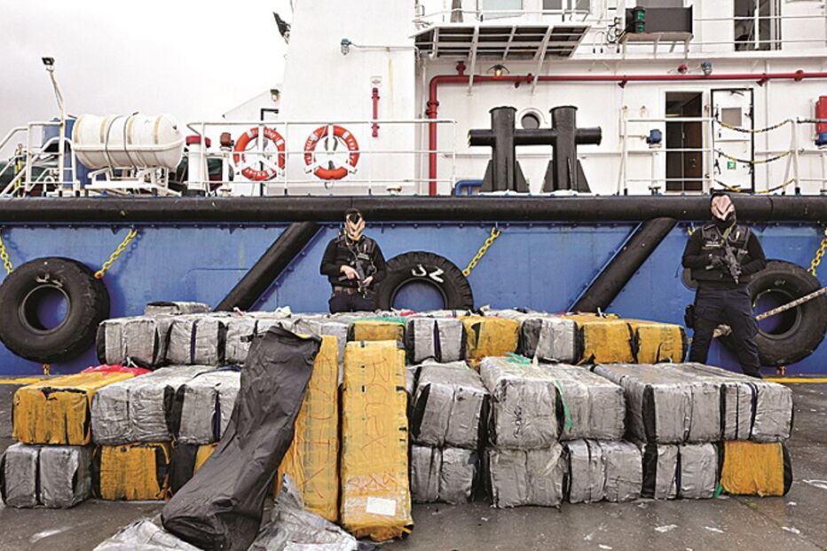 Seguranças da Polícia Judiciária guardam os 125 milhões em 81 fardos de cocaína