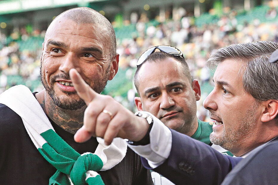 Mustafá, chefe da claque Juve Leo (aqui junto de Bruno de Carvalho), corre risco de ver bens arrestados